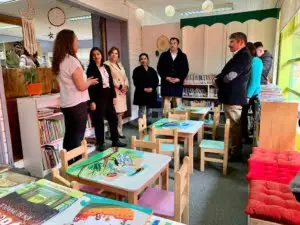 Cristina Añasco visitando biblioteca Futaeufu 