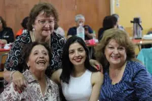 Giovanna Moreira junto a asistentes adultas mayores en mateada para dialogar sobre los avances obtenidos en el primer año de gobiern