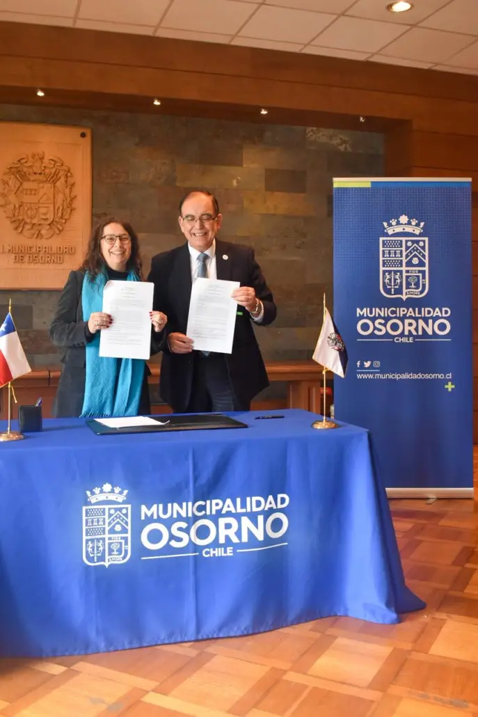 Subsecretaria de educación junto a alcalde de osorno 