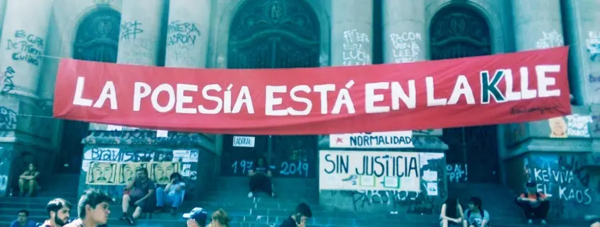 Lienzo "la poesía está en la kalle" biblioteca nacional en el estallido