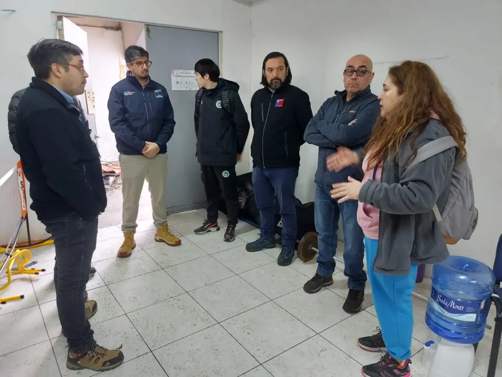 Visita inspectiva al camarín del equipo de fútbol femenino de Deportes Puerto Montt en el Estadio Chinquihue.