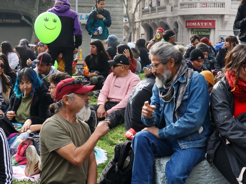 asistentes conversando en posición renacentista. 