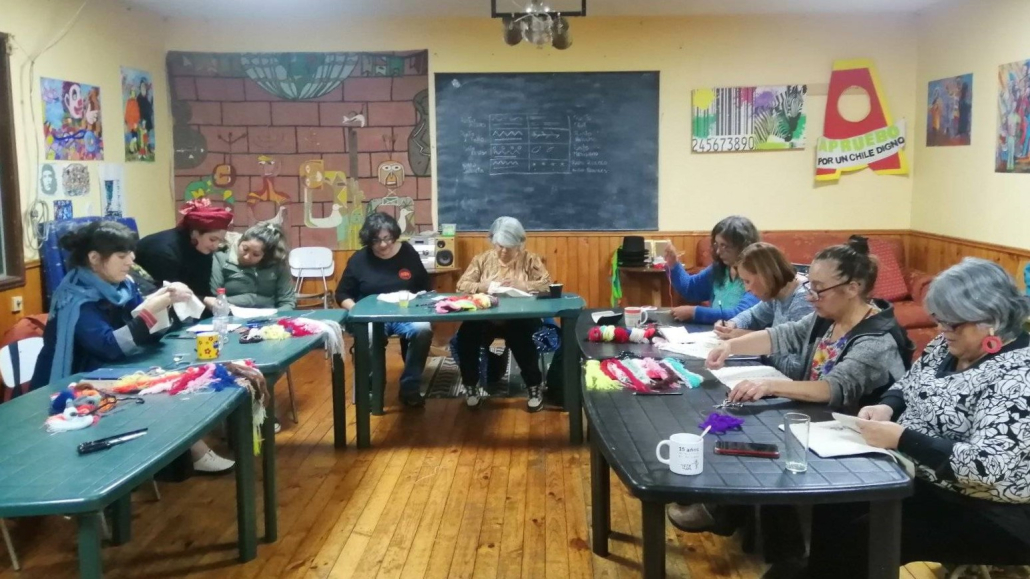 Restauración espacio abandonado. Personas en taller textil en espacio Kimun Mapu.