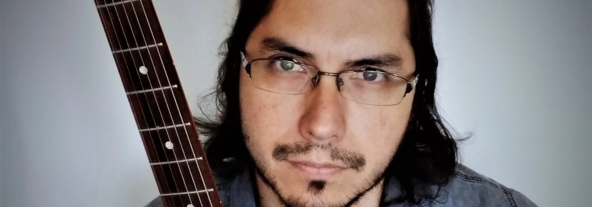 Latencia: el íntimo y potente concierto de Joaquín Luppi llega a Frutillar. Fotografía de Luppi con su guitarra