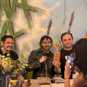 Y Con variada propuesta Feria MUDO inauguró su cuarta edición. En la fotografía los integrantes de CMI recibiendo el premio a la trayectoria.