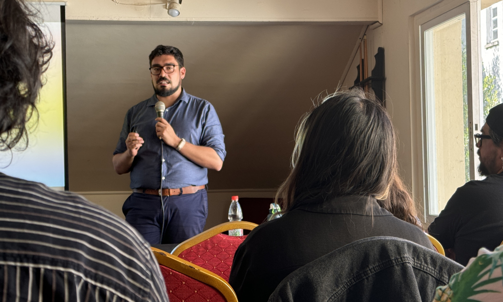 Dos charlas y un panel abrieron la segunda jornada de feria MUDO. Fotografía de Diego Ramírez en charla sobre derechos de autor.