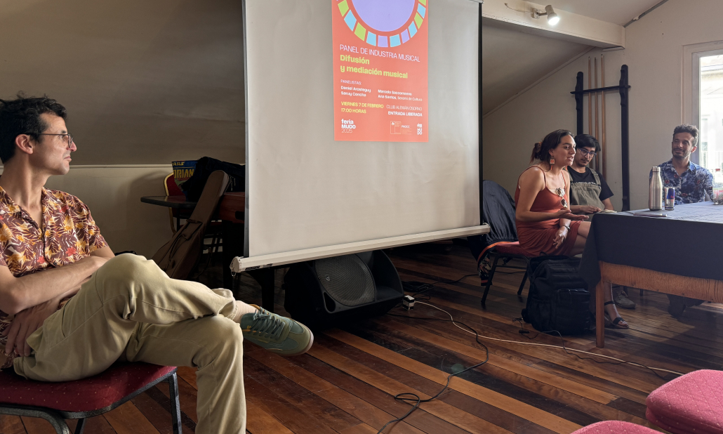 Dos charlas y un panel abrieron la segunda jornada de feria MUDO. Fotografía de panel compuesto por Daniel Arosteguy, Ana María Santos, Saruy Concha y Marcelo Saccomanno.