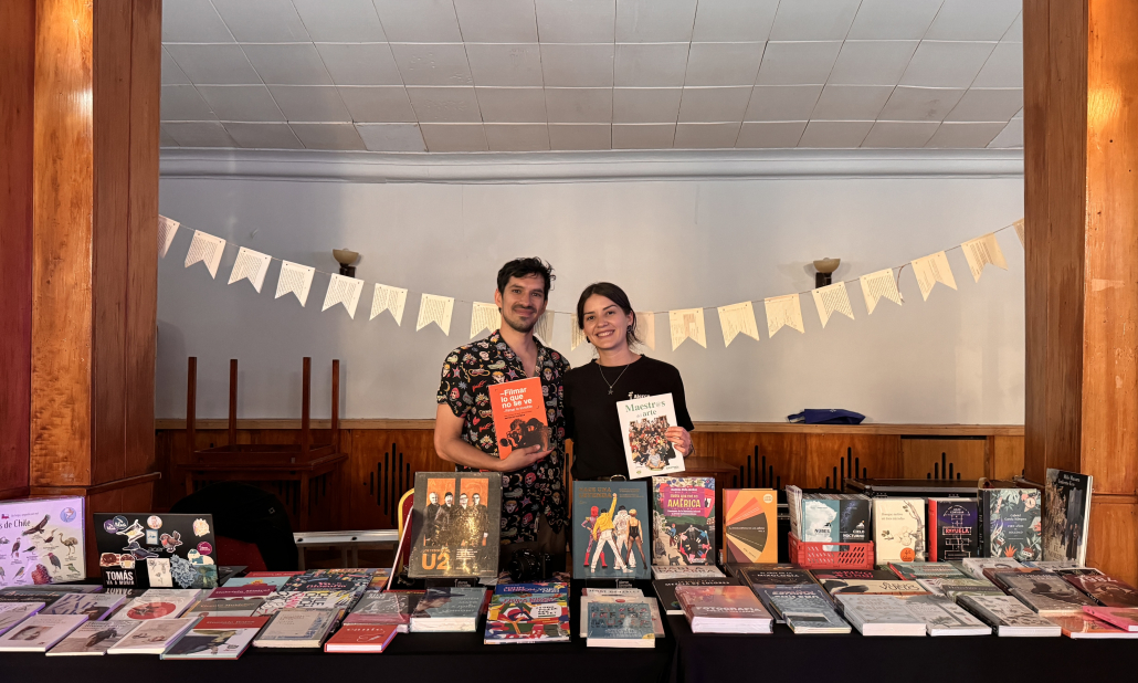 Más que leer: nueva librería Alerce Literario llega a Osorno. Sus administradores, Javiera y Cristóbal participando de feria MUDO.