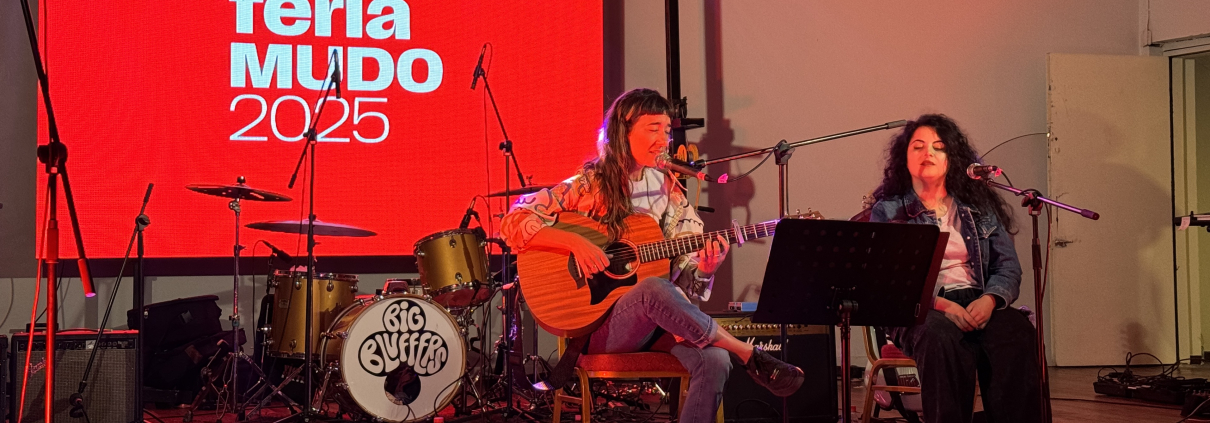 Dos charlas y un panel abrieron la segunda jornada de feria MUDO. Fotografía Lucila Mársico y Cantauria cantando.