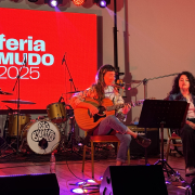 Dos charlas y un panel abrieron la segunda jornada de feria MUDO. Fotografía Lucila Mársico y Cantauria cantando.