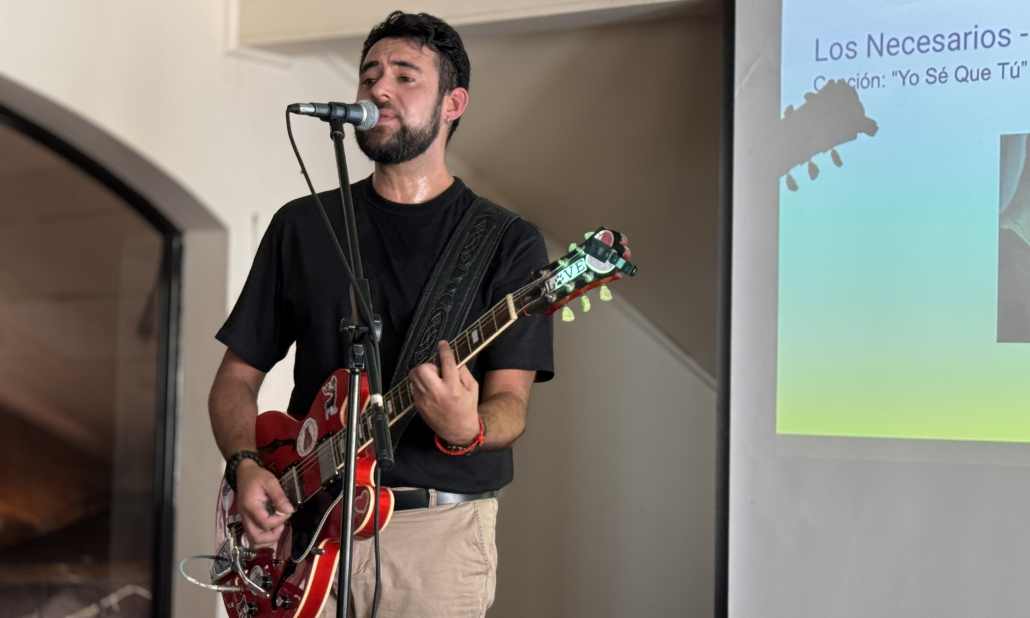 Feria MUDO: conversatorios para profesionalizar la escena musical. Fotografía de Adolfo Villalón interpretando una canción de su libro. 