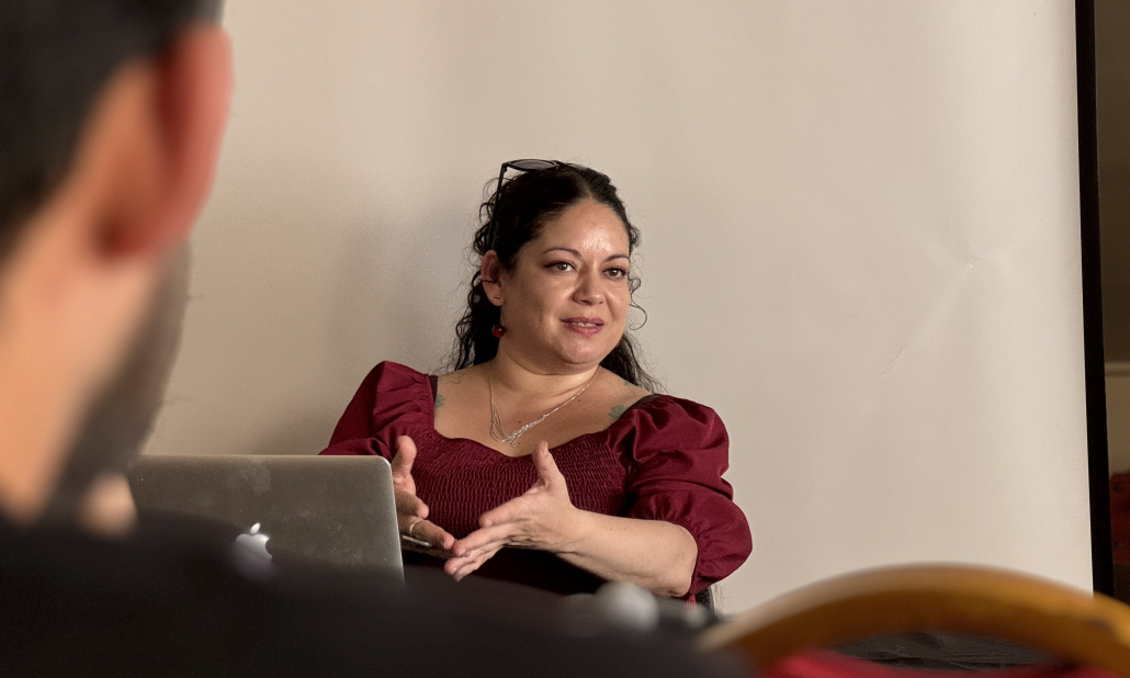 Feria MUDO: conversatorios para profesionalizar la escena musical. Fotografía de Daniela Casal en su charla.