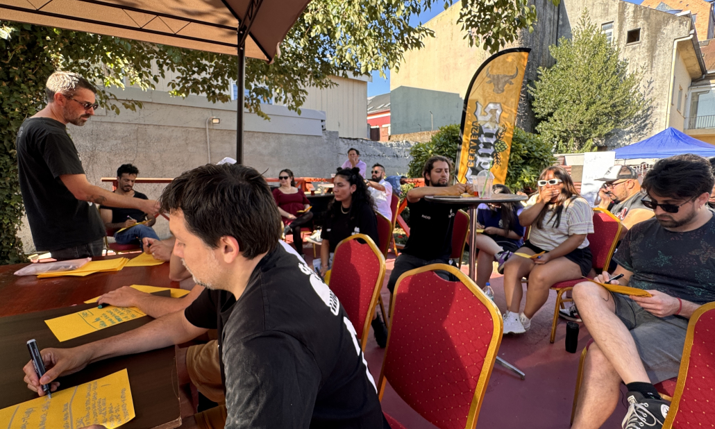 Feria MUDO: conversatorios para profesionalizar la escena musical. Fotografía de personas en dinámica en la charla de Tino Canessa.