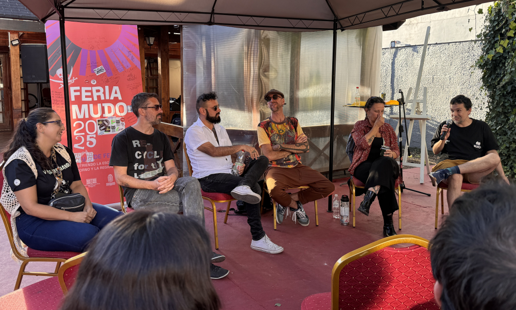 Feria MUDO: conversatorios para profesionalizar la escena musical. Fotografía de panel de industria musical, circulación en el cono sur.