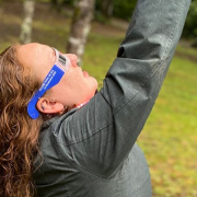 Jennifer Anguita: "Mi anhelo como astrónoma es que hayan más científicas que vengan del sur". En la fotografía Jennifer Anguita observando el cielo con lentes para observar eclipses.